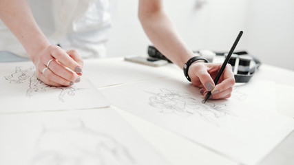 Female illustrator drawing sketches - obrazy, fototapety, plakaty