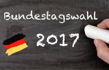 Kreidetafel Bundestagswahl 2017 mit schwarz rot goldener Flagge