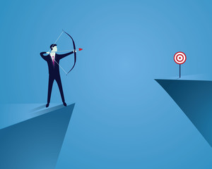 Obraz premium Businessman focus to hit target with bow and arrow
