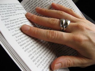 Main de femme sur livre