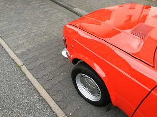 Motorhaube eines jugoslawischen Kleinwagen der Siebziger Jahre in leuchtendem Orange bei den Golden...