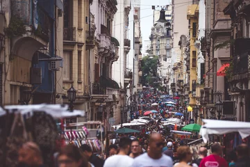  De smalle straat van Buenos Aires staat vol met mensen. Schevelev. © stockmelnyk