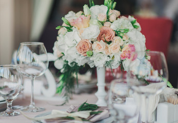Цветочная композиция на свадебном столе