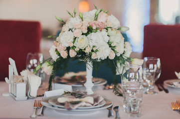 Цветочная композиция на свадебном столе