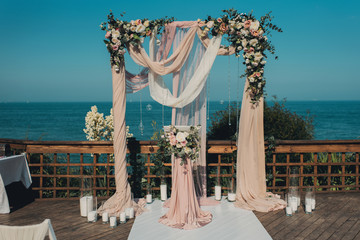 Свадебный декор на берегу моря