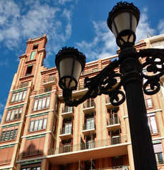 Farola antigua y fachada de edificio