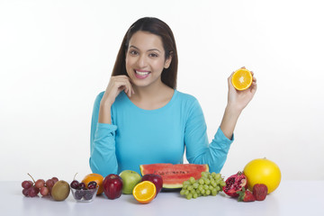Obraz premium Portrait of a woman holding an orange