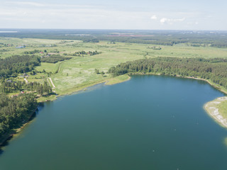 Obraz premium Jezioro Sauriesi Widok z góry drona lotniczego Łotwa