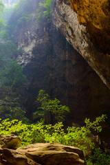 Obraz premium Spadające krople wody w pawilonie królewskim w jaskini Phraya Nakhon, Prachuap Khiri Khan, Tajlandia