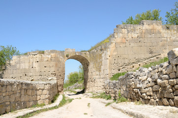 Крепостные ворота и средняя оборонительная стена 5-15 веков пещерного города Чуфут-Кале в Крыму