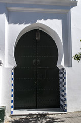 Nord Africa: la porta decorata di una delle tante moschee della medina di Tangeri, la città...