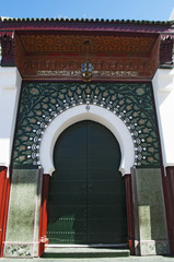 Nord Africa: la porta decorata di una delle tante moschee della medina di Tangeri, la città marocchina mix di culture sulla costa del Maghreb 
