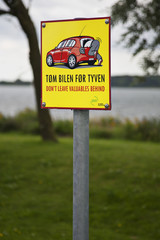 Danish sign-empty the car before the thief - 167251445