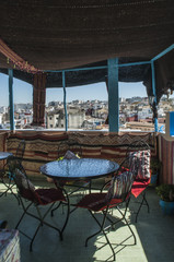 Nord Africa: una tipica terrazza marocchina con vista sui tetti e lo skyline di Tangeri, città africana mix di culture sulla costa del Maghreb 