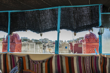 Nord Africa: una tipica terrazza marocchina con vista sui tetti e lo skyline di Tangeri, città africana mix di culture sulla costa del Maghreb 