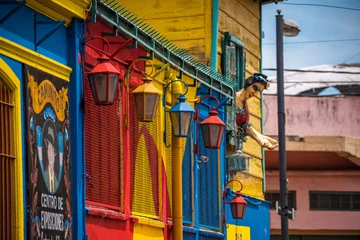  Straat ijzeren lantaarns zijn geschilderd in verschillende kleuren. Schevelev. © stockmelnyk