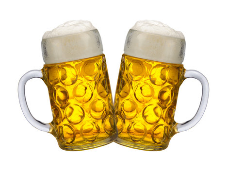 Zwei Bierkrüge auf dem Oktoberfest in München