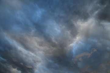 Obraz premium Blauer Himmel mit Dunklen Gewitterwolken