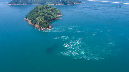 来島海峡の渦潮（うずしお）　空撮
