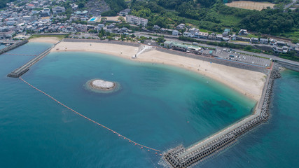 Fototapeta premium ふたみシーサイド公園（愛媛県伊予市双海町）の地形と景観を捉えた空撮