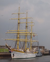 Fototapeta premium Segelschiff Mircea in der Schleuse