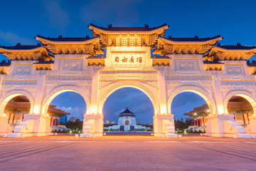 Obraz premium Główna brama Narodowej Izby Pamięci Czang Kaj-szeka w Tajpej