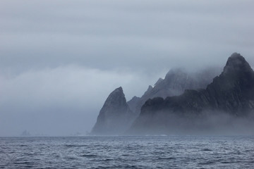 Naklejka premium Góry we mgle, krajobraz Półwyspu Antarktycznego, Antarktyda