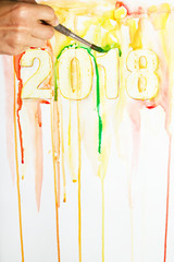 Человек рисует акварельной краской вокруг  2018.