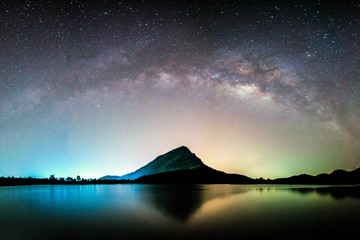 Naklejka premium nocny krajobraz góry i droga mleczna tło galaktyki, tajlandia, długa ekspozycja, słabe oświetlenie