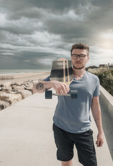 homme tatoué et son skate