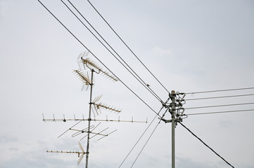 Antenne und Stromverteilungsmast
