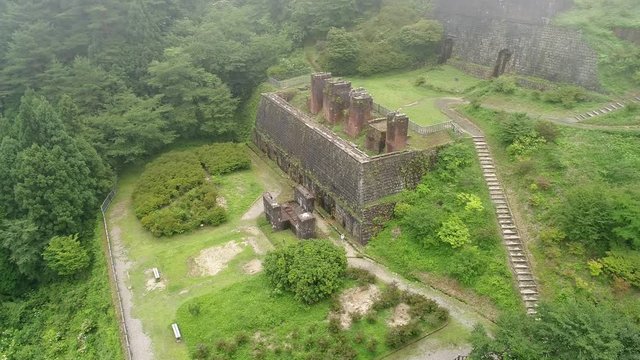 東洋のマチュピチュ・別子銅山東平地区の産業遺産を望むドローン空撮（愛媛県新居浜市）