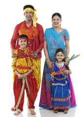 Obraz premium Gujarati family in traditional attire 