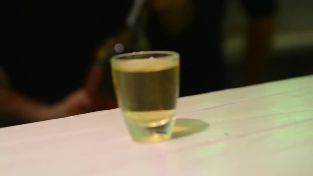 bevanda alcolica servita in bicchieri freddi