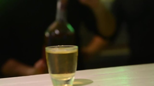 bevanda alcolica versata in un bicchiere piccolo ghiacciato