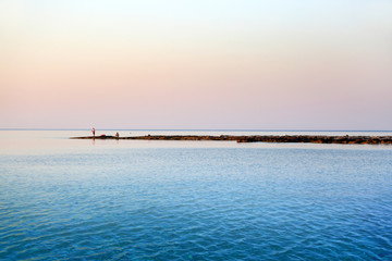 Klif na brzegu wyspy Rodos w Grecji, wędkarze łowią ryby. - obrazy, fototapety, plakaty