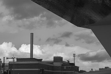 Ein altes Fabrikgebäude in monochrom