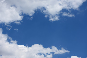 青空と雲「空想・雲のモンスターたち」（天空に広がる、真っ青な空）爽やか、爽快、未来、夢、可能性などのイメージ