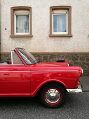 Perfekt restauriertes offenes Cabriolet der Sechzigerjahre in Rot mit Zweitaktmotor beim...