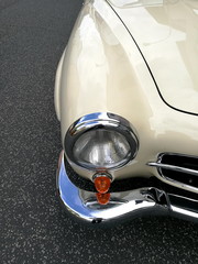 Scheinwerfer eines deutschen Sportwagen und Roadster Klassiker der Fünfzigerjahre beim...