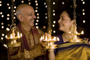 Obraz na płótnie Canvas Old couple celebrating diwali 