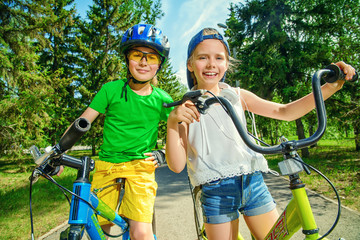 Obraz premium friends on bikes