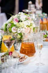 Stół z kwiatami i napojami