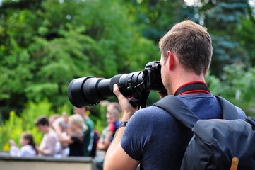 Fotograf mit Teleobjektiv