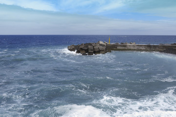 Jet&eacute;e avec un petit phare