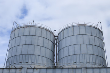 Deux citernes industrielles