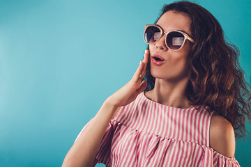 Naklejka premium Portrait of a surprised woman wearing sunglasses