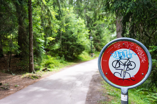 do not pass stop sign for bikes in forest with graffiti tags