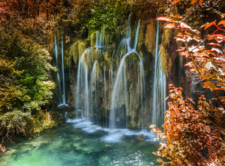 Obrazy na Szkle  Wodospad w lesie jesienią w Parku Narodowym Jezior Plitwickich.