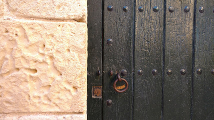 Detalle de antigua puerta de madera
